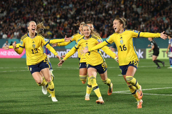 Filippa Angeldal and teammates celebrate after Sweden go ahead 2-0 against Japan.