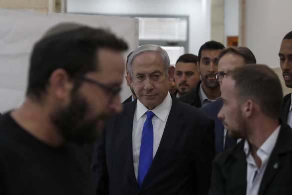 İsrail Başbakanı Benjamin Netanyahu, kanıtları dinlemek için Kudüs'teki Bölge Mahkemesine geldi.