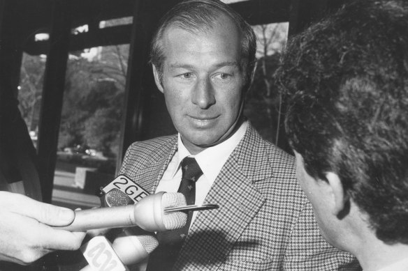 Rogerson speaks to the media at Police Headquarters in 1985.