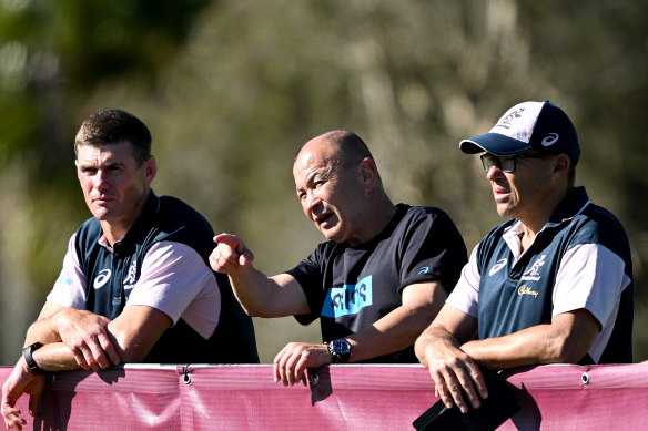 Wallabies coach Eddie Jones watches Queensland training with Berrick Barnes and David Rath.