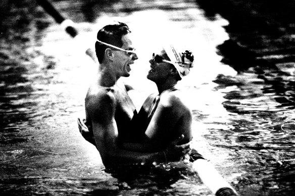 Julie McDonald embraces Kieren Perkins after he had just smashed the 1500m world record.