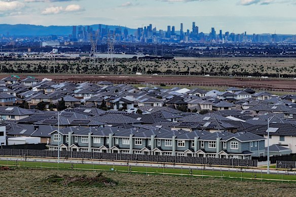 メルボルンの新規住宅承認のほぼ半分は、市郊外の成長回廊に集中している。
