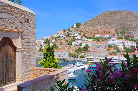 Leonard Cohen, o cantor e poeta canadense, viveu em Hydra, uma das Ilhas Sarônicas da Grécia, na década de 1960.