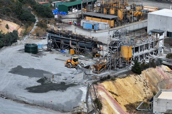 A rock collapse at the Ballarat Gold Mine left one man dead and another fighting for his life.