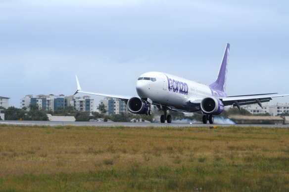 Bonza’s first Boeing 737 MAX arrives at Sunshine Coast airport.