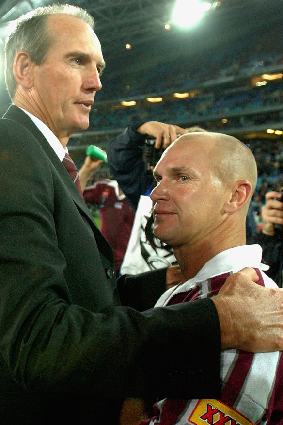 Bennett with Allan Langer after the Maroons retained the NRL State of Origin trophy in 2002.