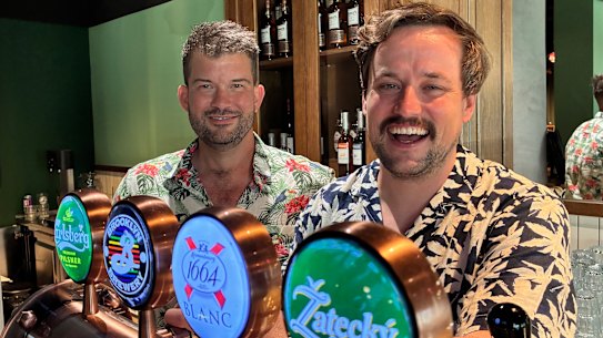 Rob Turner (a sinistra) e Justin Lestal all'Exchange Bar and Grill di Varsavia. Gli australiani sono due dei comproprietari del bar.