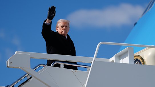 Donald Trump embarca no Força Aérea Um.