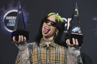 Billie Eilish with the award for new artist of the year and favorite alternative rock artist at the American Music Awards 2019.