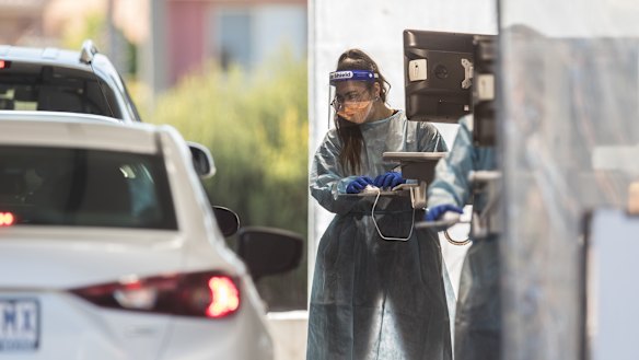 Cars queue at a COVID-19 testing site in Craigieburn on Thursday.