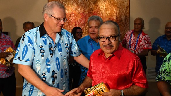 Prime Minister Scott Morrison gives PNG Prime Minister Peter O'Neill a Wallabies rugby union jersey at a barbeque for Pacific Islands leaders after the 2018 APEC summit.