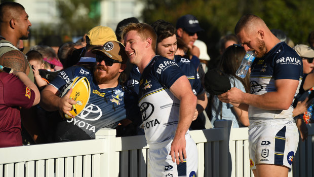 Cowboys halfback Tom Dearden.