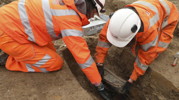 Workers remove artefacts from Matthew Flinders' grave in London.