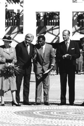 Kumantjayi Nelson Jagamara shows the Queen, Prince Philip, prime minister Bob Hawke and his wife Hazel at the Parliament House Forecourt Mosaic, May 1988.