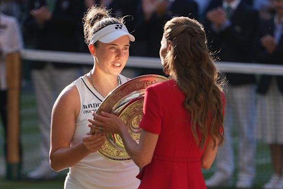 Noskova recebeu o troféu das mãos da Rainha de Gales.