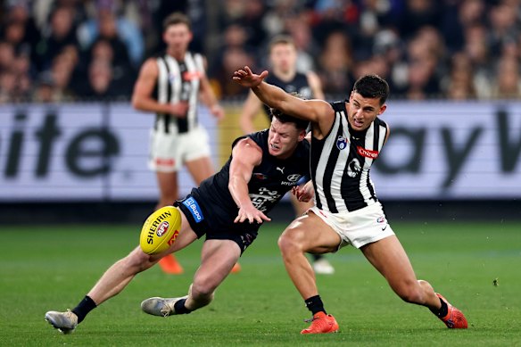 Blues' Sam Walsh and Magpies' Nick Daicos vie for the ball.