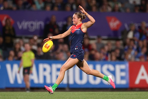 Mia Austin kicks for goal.