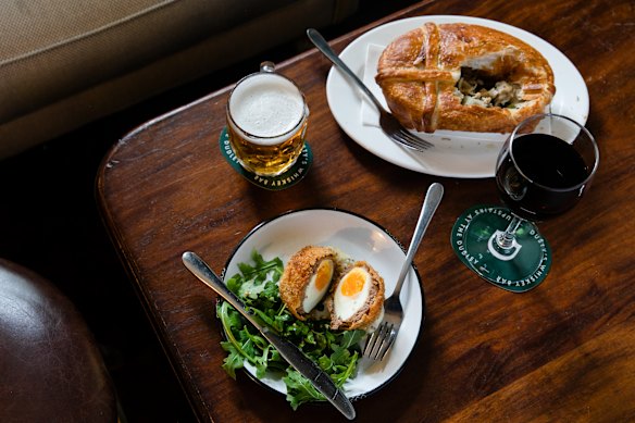 Ovo escocês e bolo do dia. 