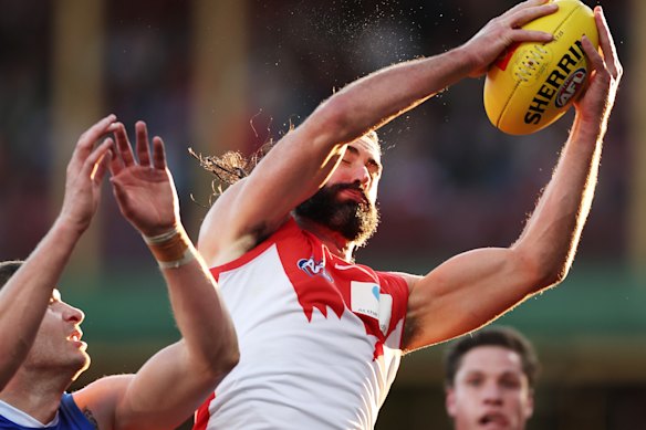Brodie Grundy of the Swans marks the ball.
