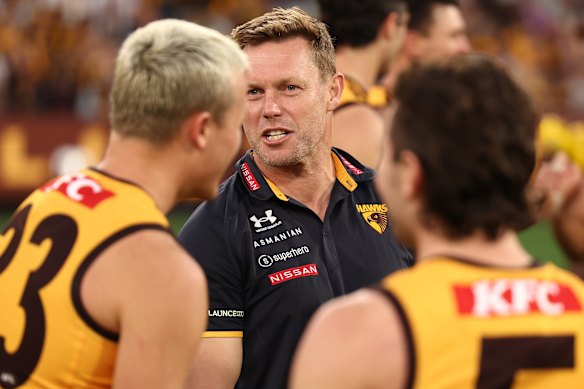 O técnico do Hawthorn, Sam Mitchell, fala com Ginnivan e seus companheiros de equipe, incluindo Nick Watson.