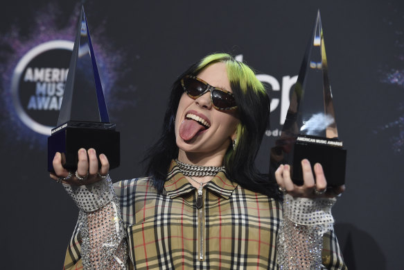 Billie Eilish with the award for new artist of the year and favorite alternative rock artist at the American Music Awards 2019.