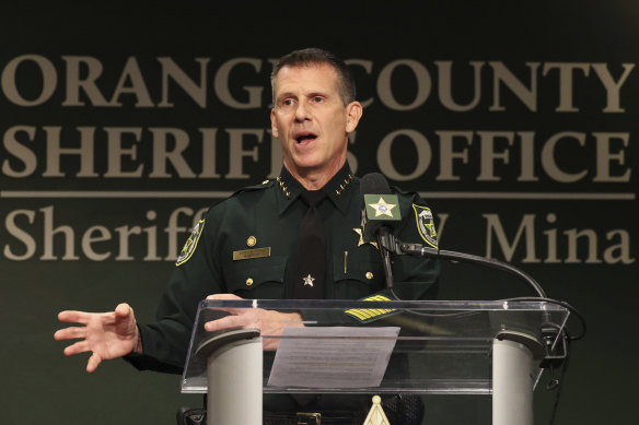 Orange County Şerifi John Mina, silahlı saldırılarla ilgili bir basın toplantısında medyaya sesleniyor.