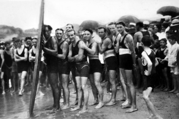The “father of surfing”, Duke Kahanamoku, holding a board, with members of the Cronulla Surf Lifesaving Club in the summer of 1915.