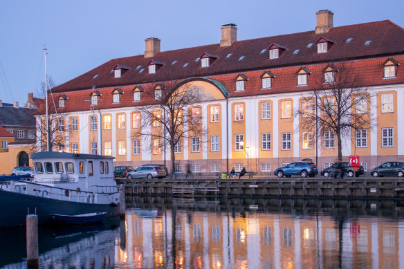 Kanalhuset, located in Christianshavn, offers a similar communal dinner concept.