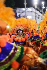 Rio'nun tüm renkleri.  Academicos'tan sanatçılar, Karnaval kutlamaları sırasında Grande Rio samba okulunu yapıyor.