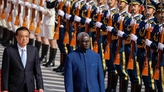 Chinese Premier Li Keqiang, left, and Solomon Islands PM Manasseh Sogavare in Beijing.