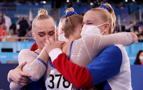  Team ROC celebrates their gold medal win during the women’s team gymnastics final.