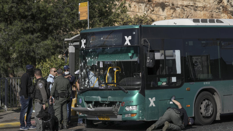 İkiz patlamalar Kudüs'ü sallıyor, bir kişiyi öldürüyor ve birkaç kişiyi yaralıyor