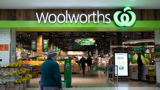 Woolworths, Coles, Aldi to roll out vaccine mandates for staff