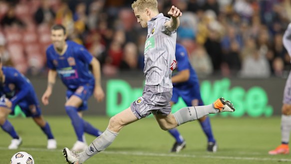 Matt Simon fires home the winner from the spot.