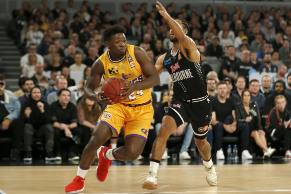 Jae'Sean Tate drives to the basket against Melbourne United earlier this season.