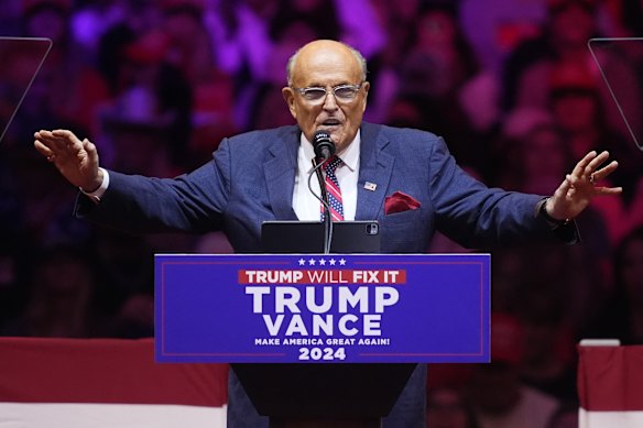 Mantan walikota New York Rudy Giuliani di sebuah rapat umum untuk Donald Trump di New York pada Oktober 2024, tak lama sebelum pemilihan.