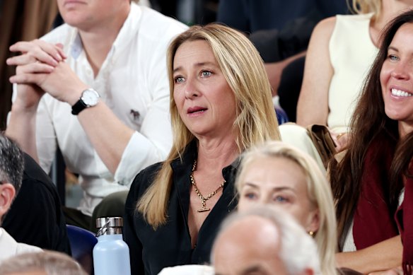 Asher Keddie acompanhou de perto a final masculina no Rod Laver Stadium. 