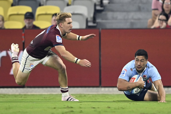 Lalakai Foketi scores for the Waratahs at Queensland Country Bank Stadium.