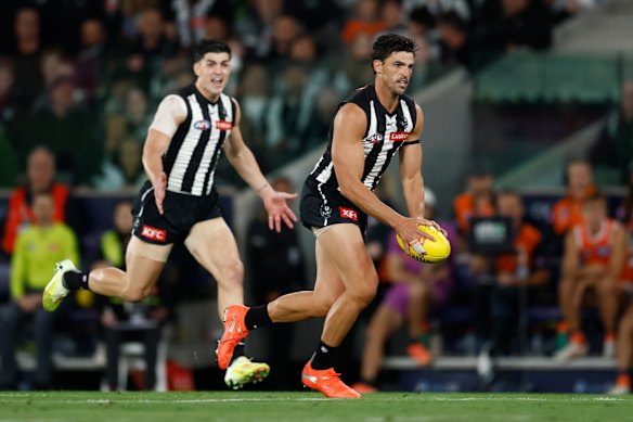 Scott Pendlebury of the Magpies in action.