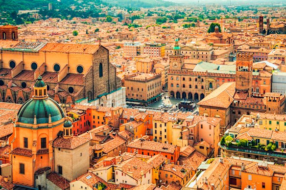  Piazza Maggiore square and San Petronio church in Bologna, Emilia- Romagna.


