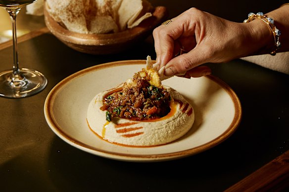 Hummus coberto com caranguejo Fraser Isle e camarões Mooloolaba no restaurante de estreia de Tom Sarafian, Zareh.