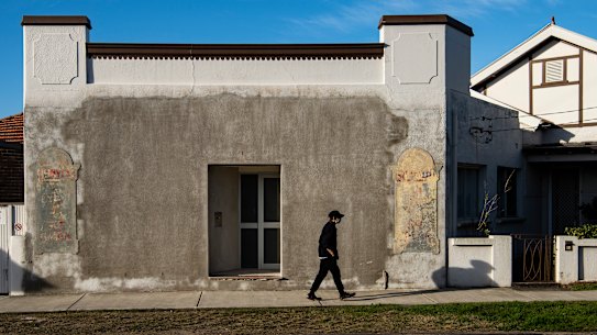 Two new reports show Australians are less worried about catching COVID, but the negative effects of lockdowns have lingered.