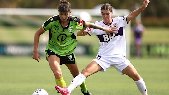 CANBERRA, AUSTRALIA - JANUARY 24:  Michelle Heyman of United competes for the ball against Tijan McKenna of the Glory during the round five W-League match between Canberra United and the Perth Glory at Viking Park, on January 24, 2021, in Canberra, Australia. (Photo by Cameron Spencer/Getty Images)