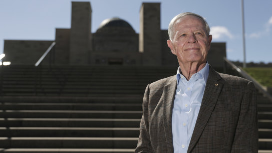 Former chief of the Defence Force Chris Barrie says the Australian War Memorial should remove SAS exhibits from display for now.