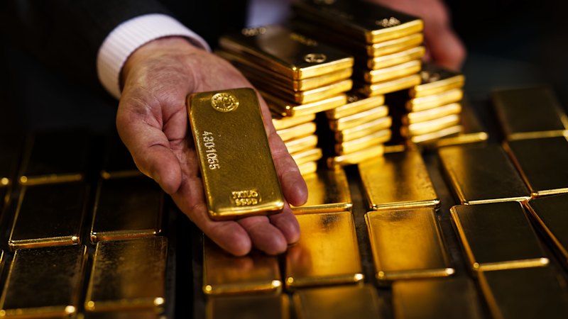 Gold prices cool, prompting investors to consider buying during reduced dealer queues