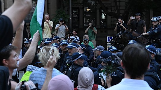 Estallaron enfrentamientos entre la policía de Nueva Gales del Sur y los manifestantes durante una protesta caótica frente al Ayuntamiento en febrero.