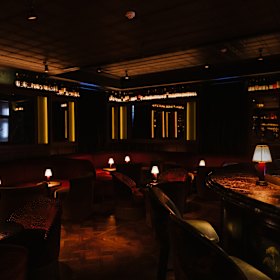 Stan’s is decked out in rich jewel tones with plenty of timber accents, antique mirrored wall panels and velvet curtains, banquettes and seating.