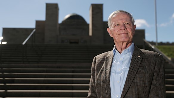 Former chief of the Defence Force Chris Barrie says the Australian War Memorial should remove SAS exhibits from display for now.