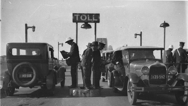 The first toll collectors on the Harbour Bridge were exposed to the elements, with only a small concrete platform to protect them from vehicles. 