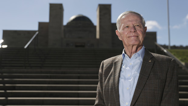 Former chief of the Defence Force Chris Barrie says the Australian War Memorial should remove SAS exhibits from display for now.